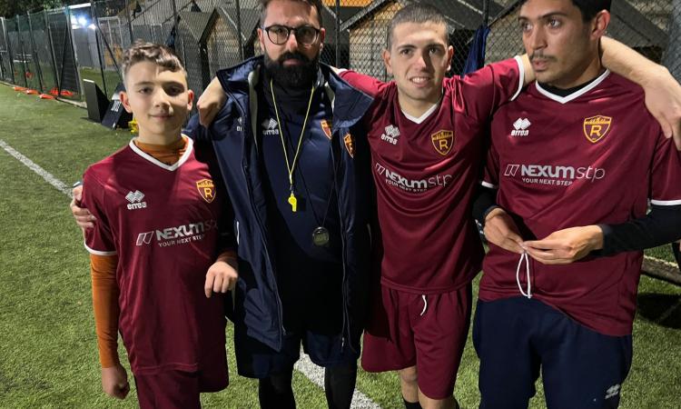 De Carli assieme ad alcuni giocatori della Romulea Autistic