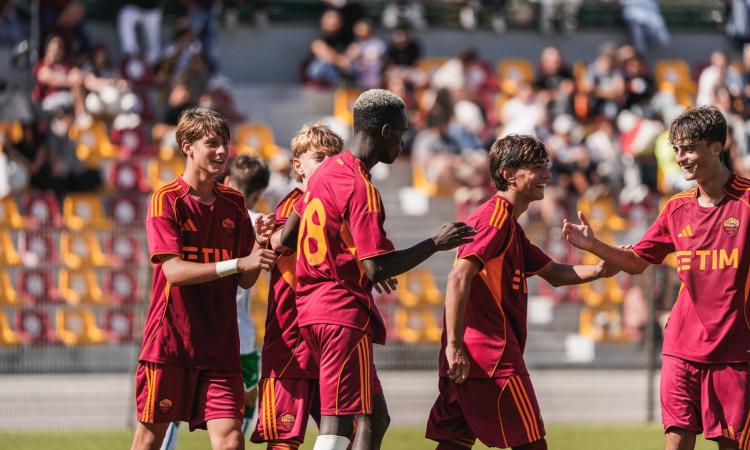 La Roma esulta contro il Bari ©La Torre