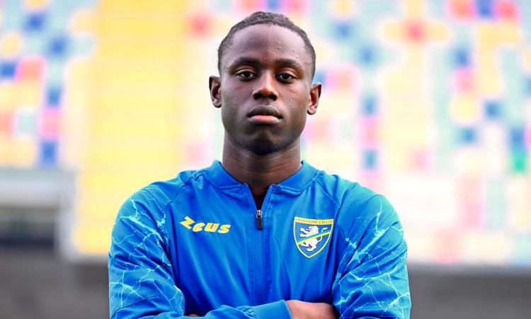 Frosinone, parla Mboumbou: "Prima la salvezza, poi ci divertiremo"