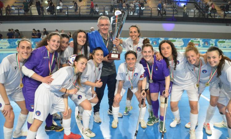 La selezione femminile con la Coppa vinta nell'edizione del 2025