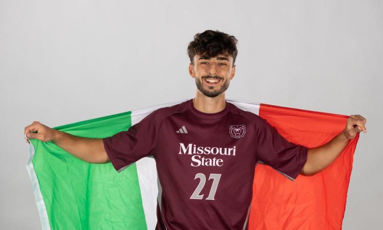 Daniele Aracri con la maglia del Missouri State e con il tricolore ©CLI
