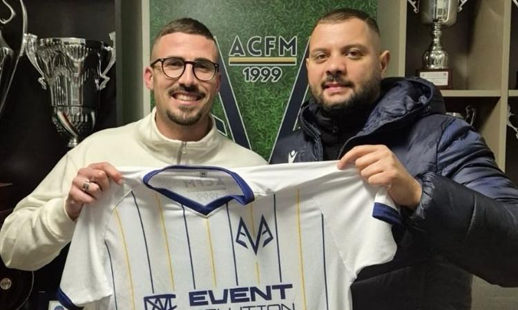 Di Federico in posa con la nuova maglia