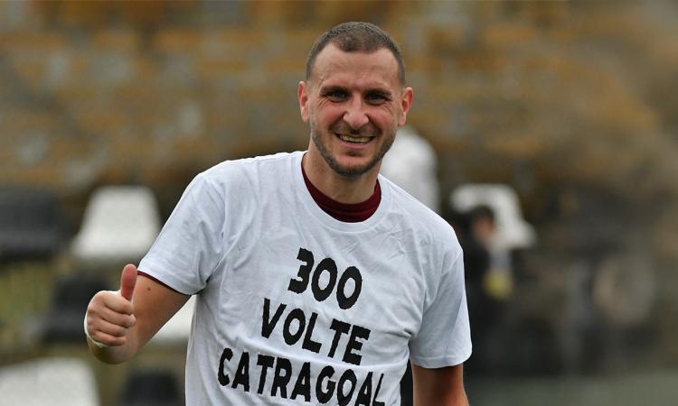 Mauro Catracchia esulta per i 300 gol in carriera