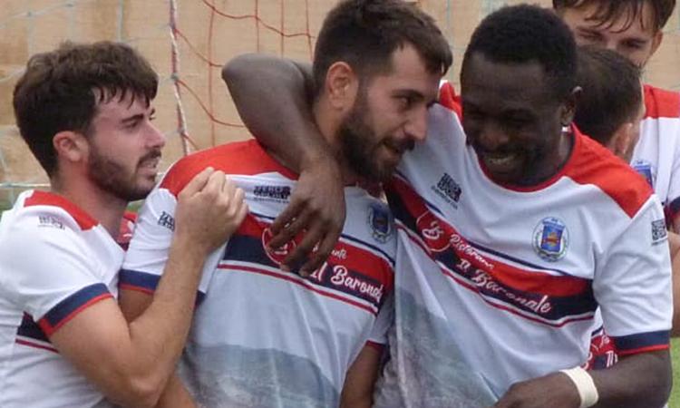 Rossi festeggiato dopo il gol dell'andata