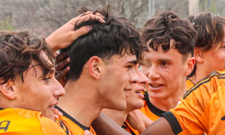 La Roma festeggia dopo il gol di Carlaccini (Foto &copy;Benedetti)