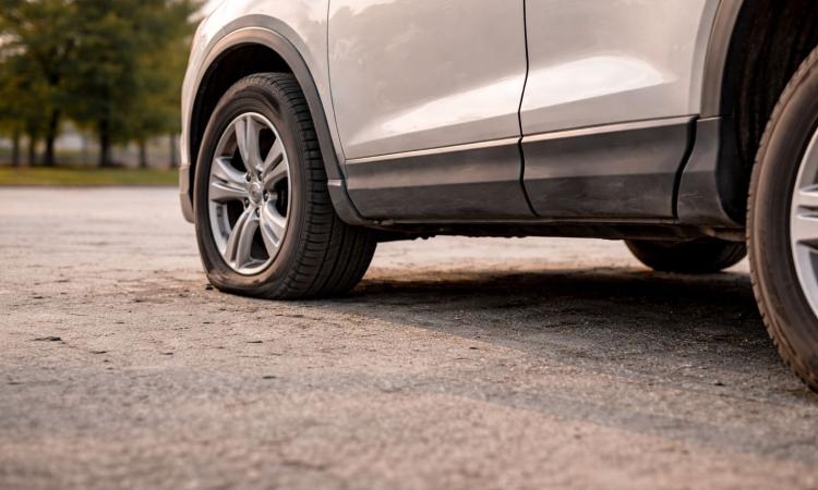 Figlio in panchina, il padre squarcia le gomme all'allenatore