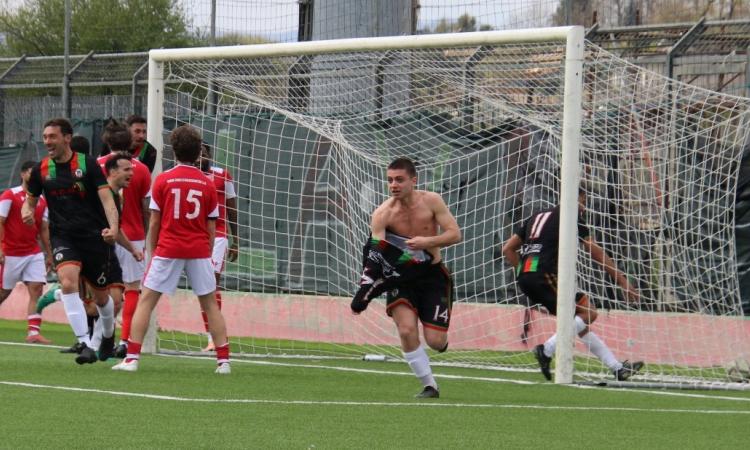 Matteo De Vecchis esulta dopo il gol al Castelli Romani