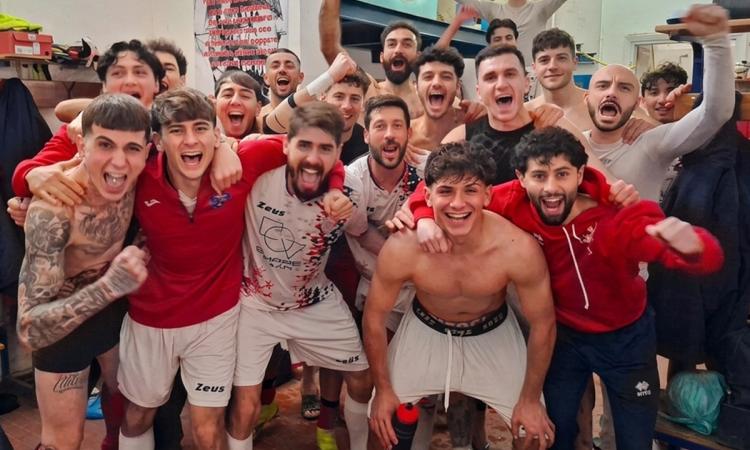 Dalla scelta di Ercolani ai gol di Cuccioletta, questa squadra ha saputo farsi grande. Ecco la gioia travolgente dei protagonisti nello spogliatoio: un'immagine che incarna l'identit&agrave; rionale del Pian