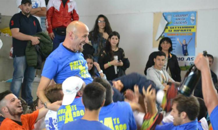 Mister Micheli portato in trionfo dopo la vittoria