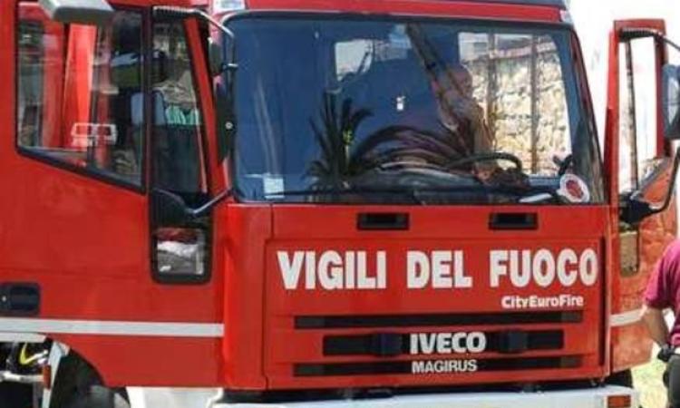 Divampato un incendio in via di Vigna Murata. Forze dell'ordine allertate ma la situazione rimane critica
