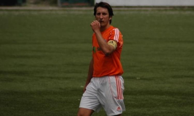 Stefano Di Felice con la maglia del Futbolclub