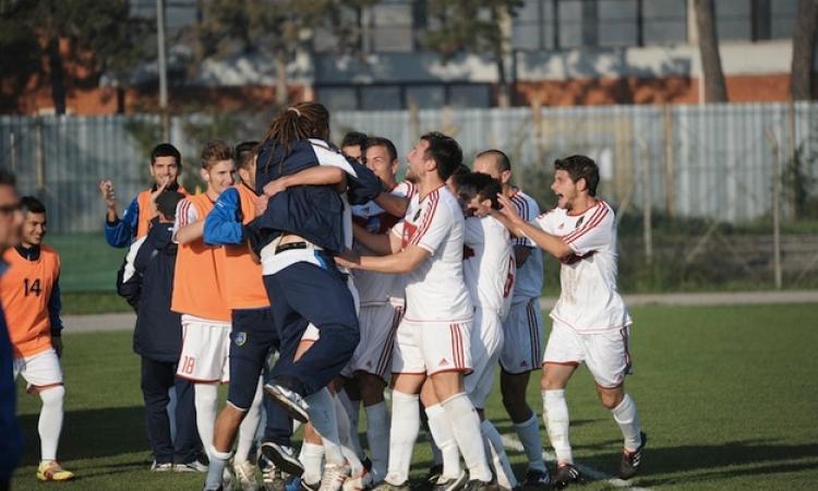 Mister Campolo abbracciato dalla squadra