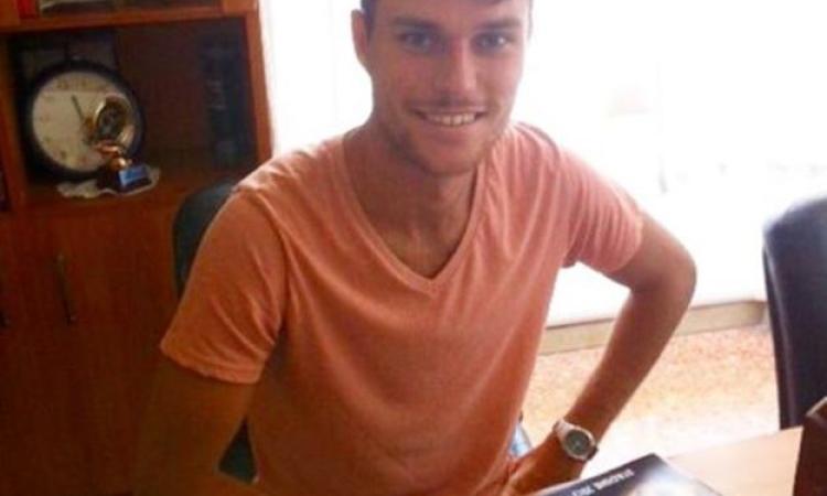 Dario Mariti al momento della firma