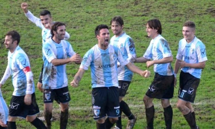 Morelli con la maglia del Terracina. A destra Neri
