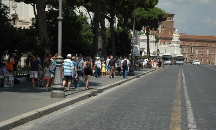 Turisti lungo via dei Fori Imperiali ©GazzettaRegionale