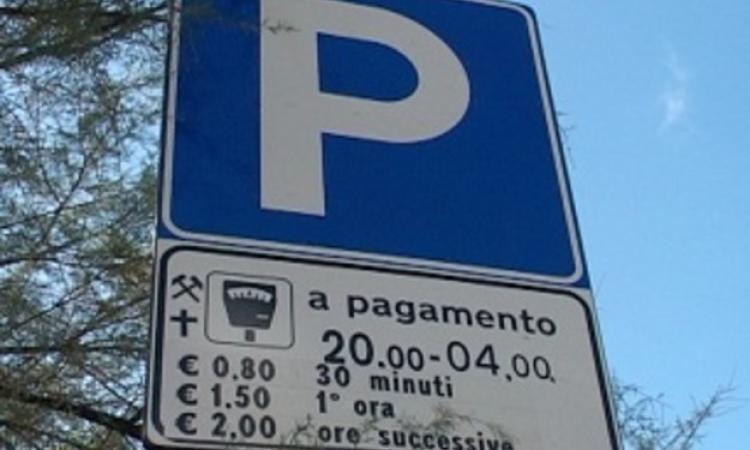 Aumento strisce blu, entro fine ottobre tariffa a 1,50 euro l'ora in tutte le aree di pagamento della capitale