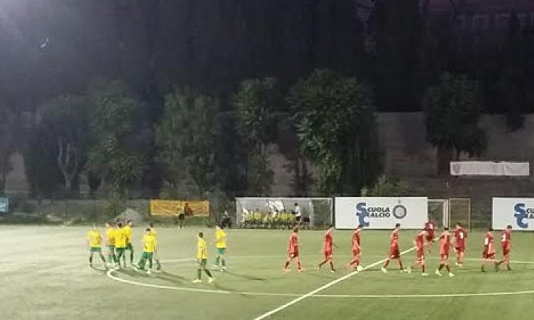 Le squadre entrano in campo