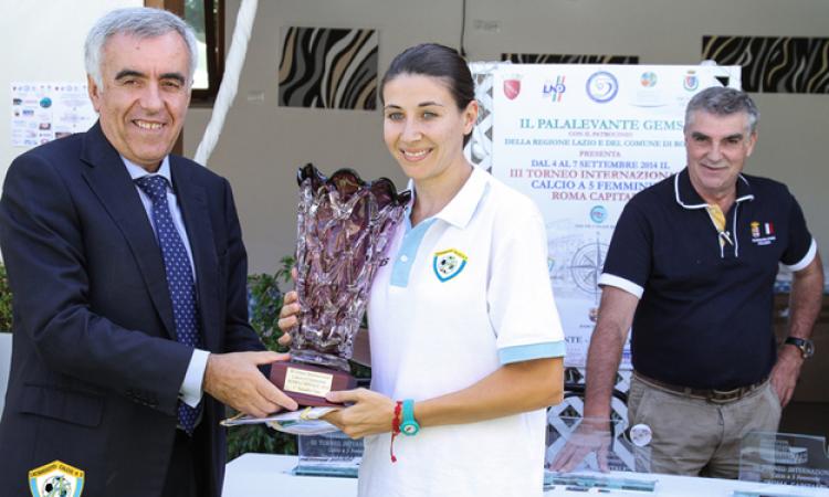 Serena Benvenuto riceve il trofeo dal presidente della divisione Calcio a 5 Tonelli (Foto © Cantarelli)