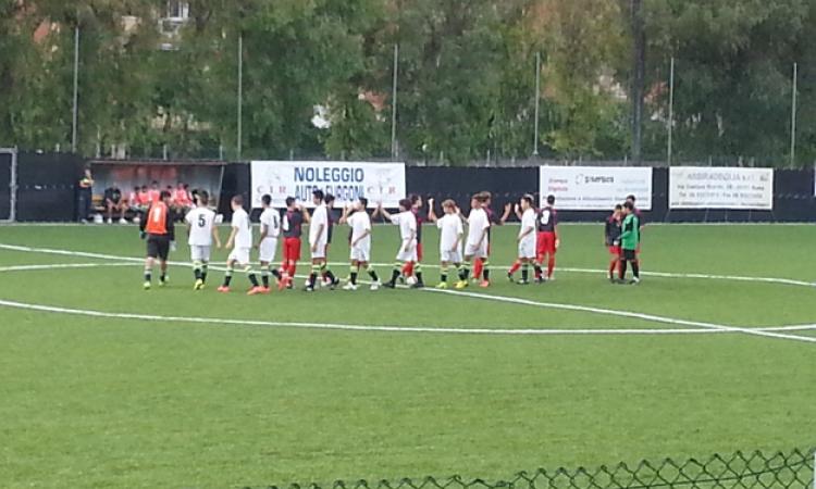 Il saluto tra le due squadre ad inizio gara