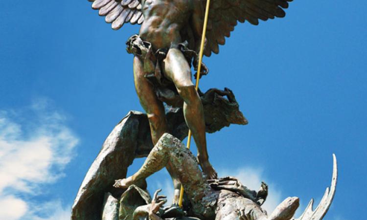 Il San Michele bronzeo recentemente collocato nei Giardini Vaticani