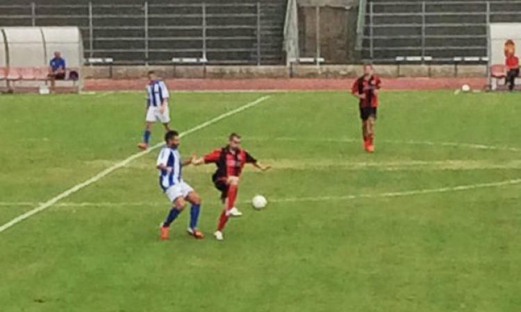 In primo piano il biancoblu Sbraglia, autore del gol vittoria ©GazzettaRegionale