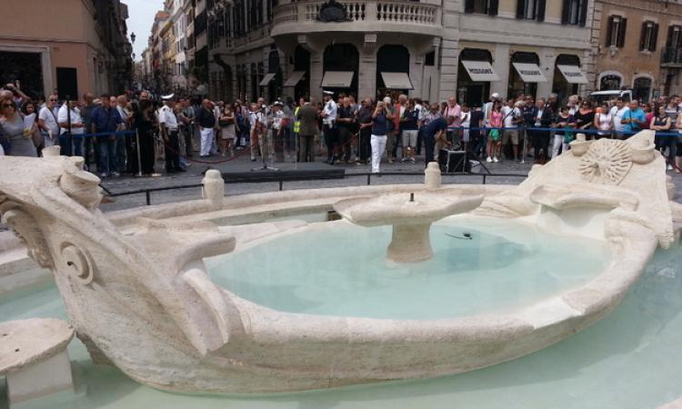 Terminati i lavori, torna a navigare la Barcaccia di Piazza di Spagna. Marino: "Una bella giornata"
