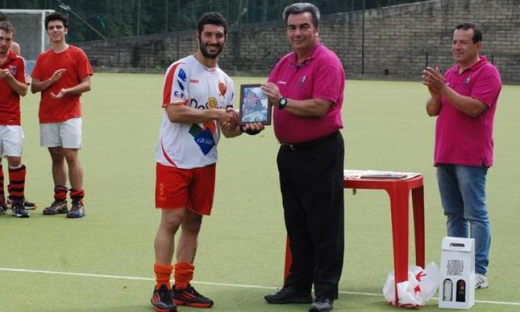 Capitan Malta col trofeo