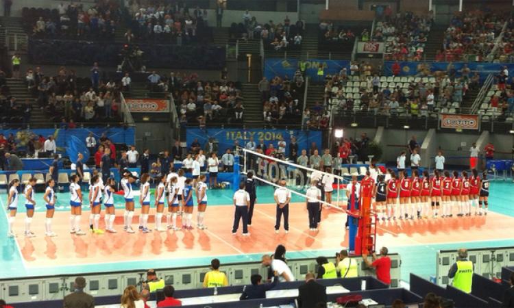 Le squadre durante l'esecuzione degli inni nazionali