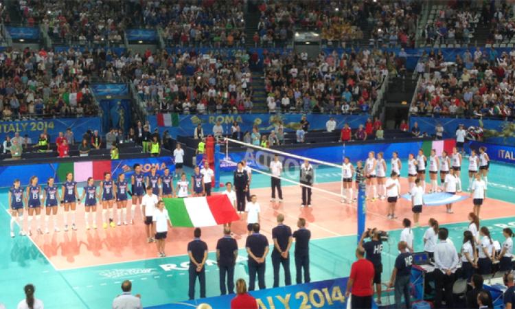 Le squadre in campo durante l'esecuzione degli inni nazionali