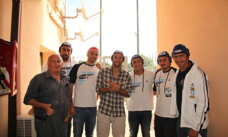 Lorik Cana, al centro, insieme ai ragazzi di Formiconi