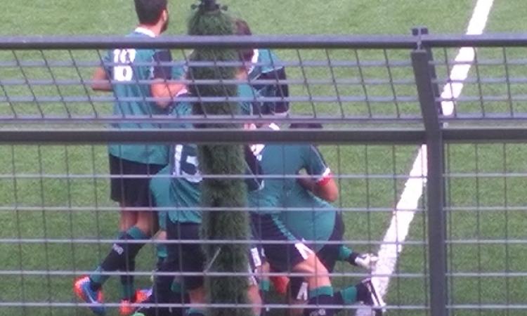 Troisi sommerso dai compagni dopo il 2-1 (foto Gazzetta Regionale)