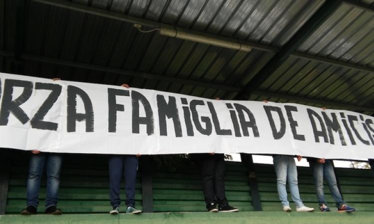 Lo striscione dei tifosi del Casal Barriera
