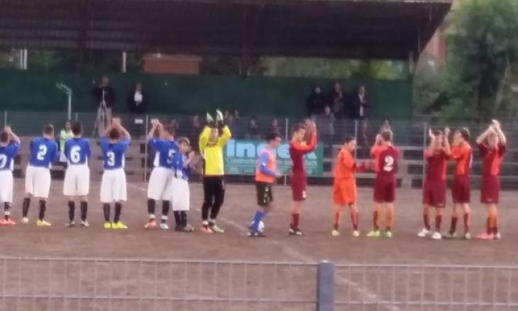 Il saluto delle due squadre