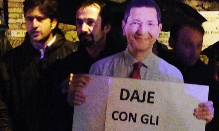 Roma Capitale, il sindaco Marino scortato in visita al Municipio XV 