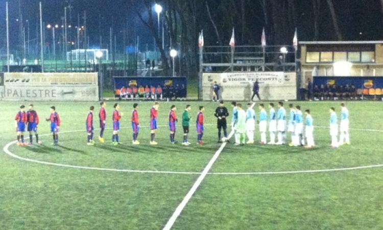 Il saluto delle squadre a centrocampo