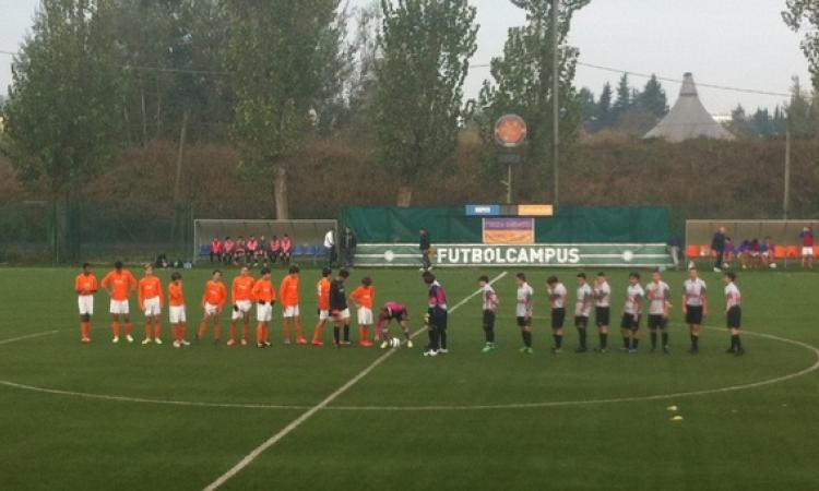 Il saluto delle due squadre a centrocampo