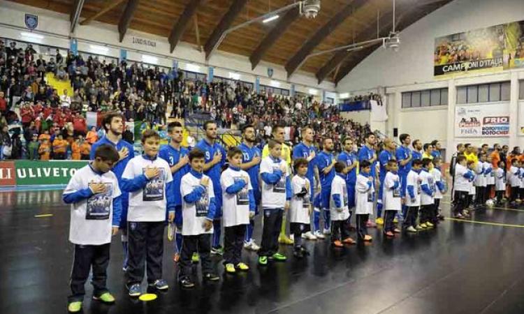 Il momento dell'inno (Foto © CASSELLA/Divisione Calcio a cinque)