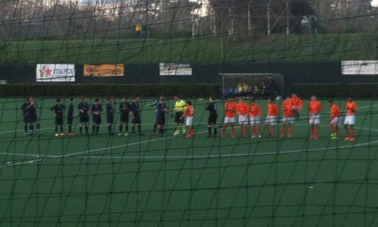 Le squadre a centrocampo prima del match