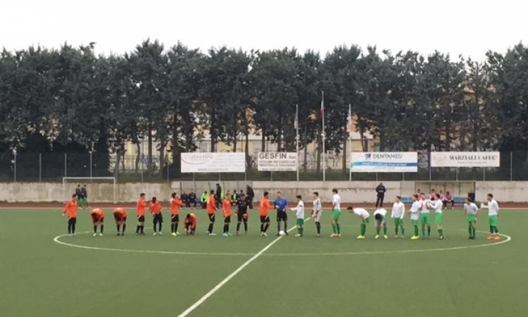Le squadre schierate a centrocampo