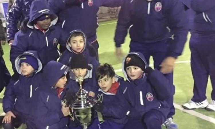I Pulcini del Fiumicino con il trofeo ©fiumicinocalcio1926