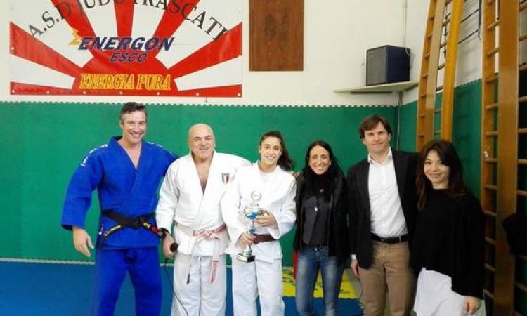 Moraci (il secondo da sinistra) premia la Fiorentini 