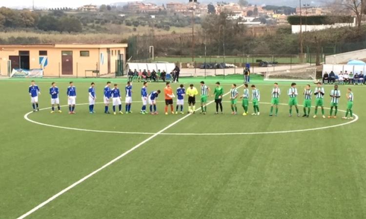 Le due squadre schierate a centrocampo