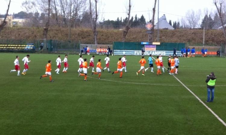 Le squadre fanno il loro ingresso in campo