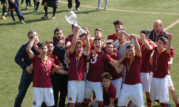 L'esultanza del gruppo '99 della Roma, campione della scorsa edizione del torneo Nike