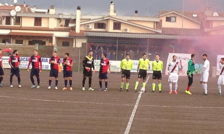 Le due squadre a centrocampo prima dell'avvio del match