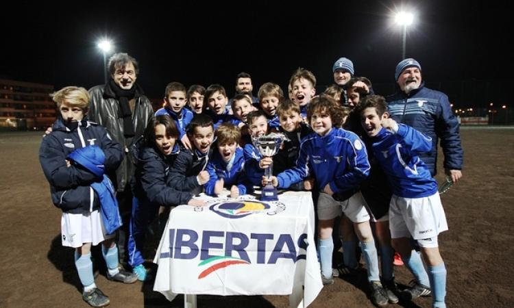 Gli esordienti della Lazio in posa con coppa