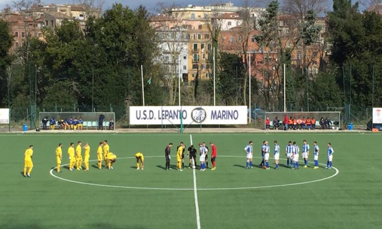 Le squadre schierate a centrocampo