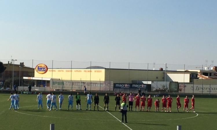 Le due squadre schierate a centrocampo