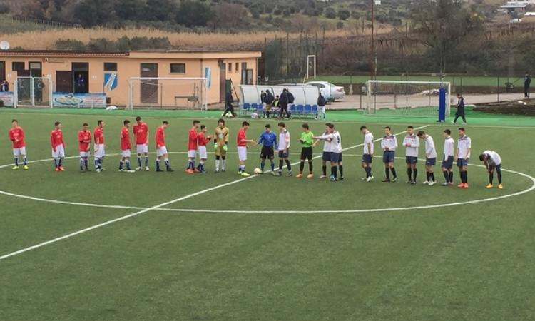 Le due squadre poco prima del calcio d'inizio