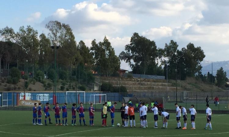 Le due squadre schierate a centrocampo